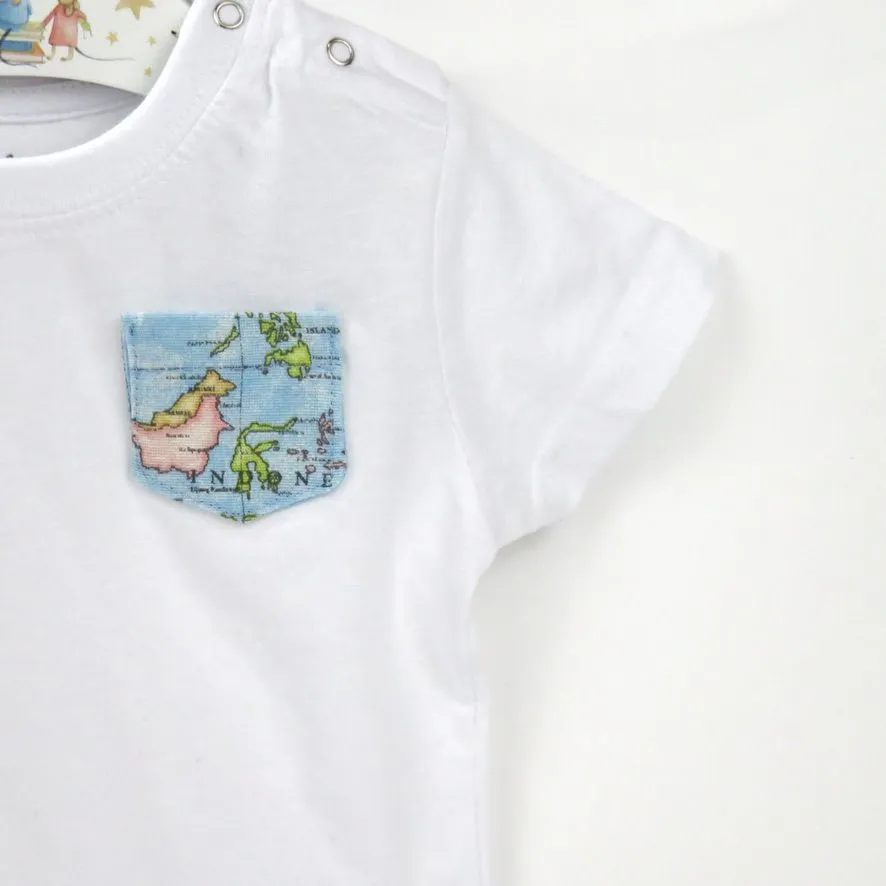 Camiseta con bolsillo mapa mundi azul
