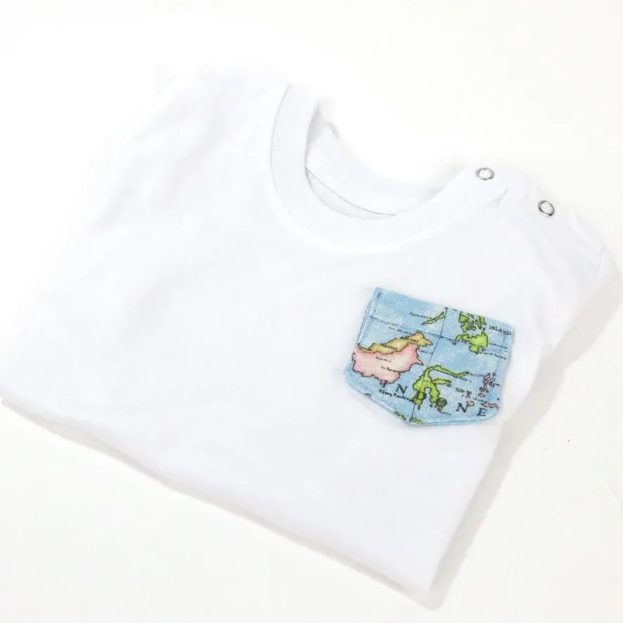 Camiseta con bolsillo mapa mundi azul