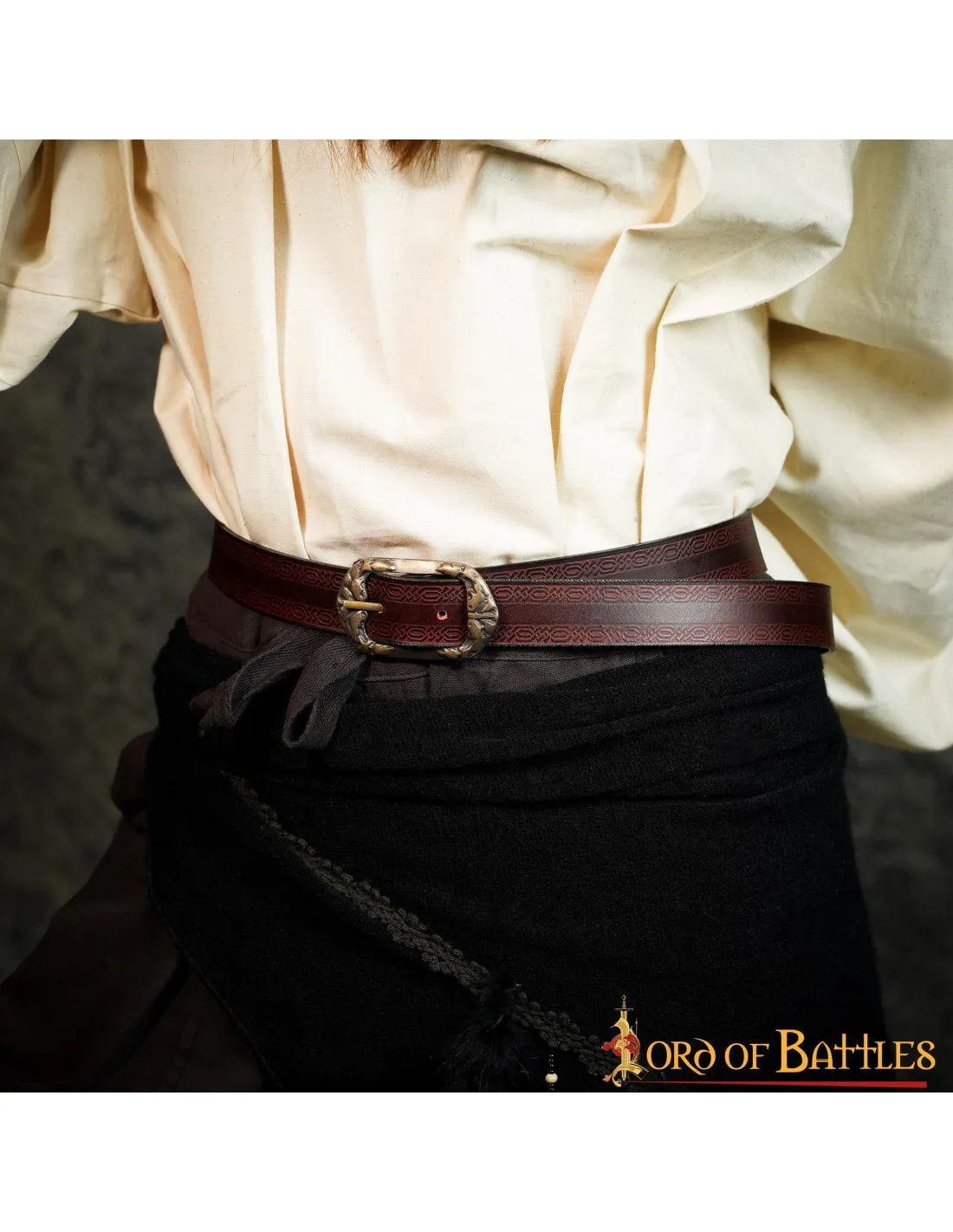Cinturón medieval marrón diseño repujado