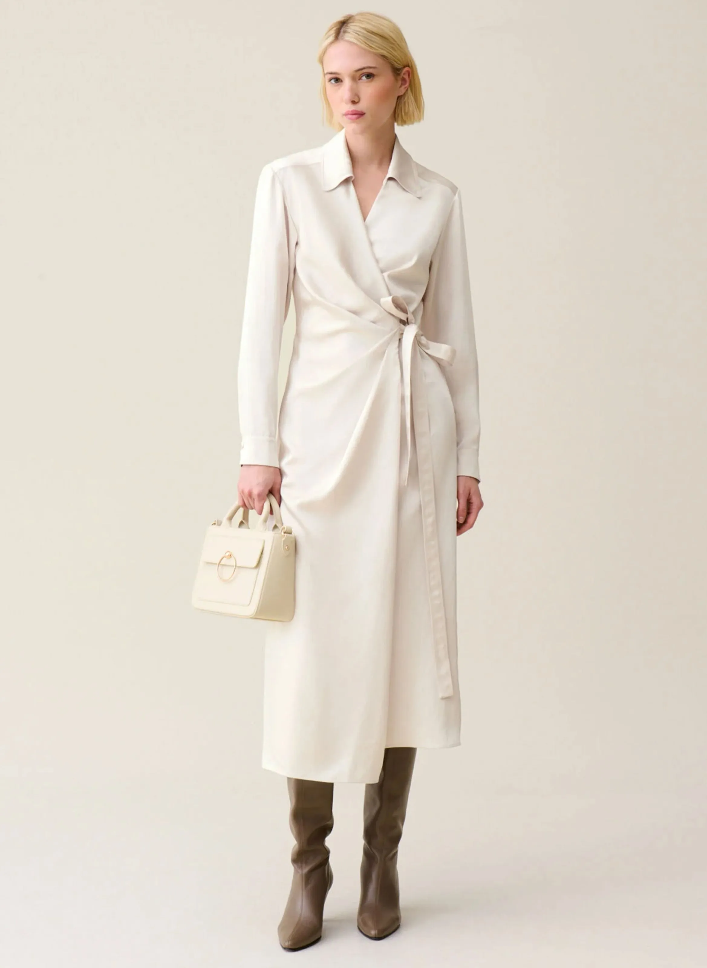 CLAUDIE PIERLOT Vestido midi cruzado efecto satinado en beige