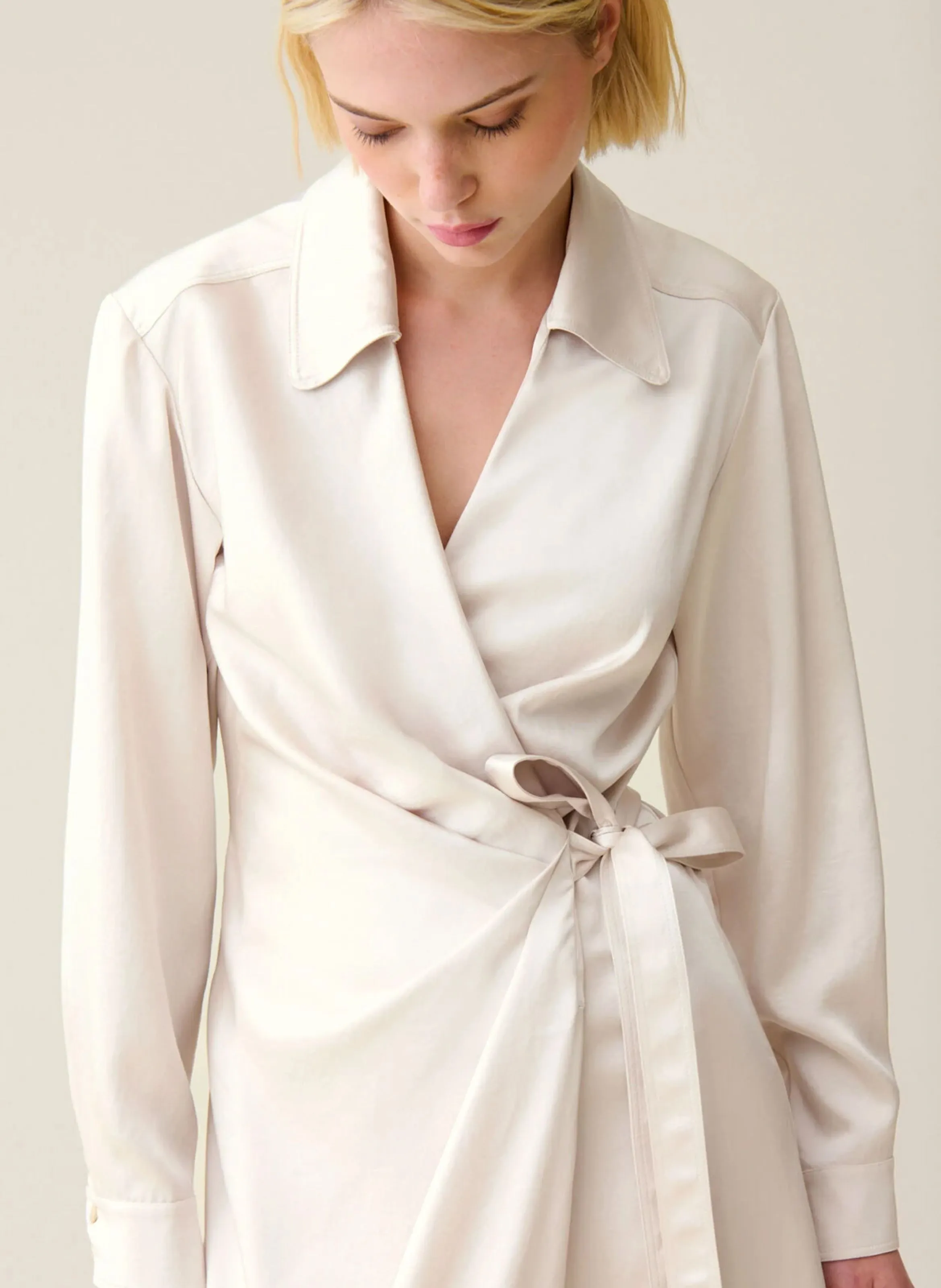 CLAUDIE PIERLOT Vestido midi cruzado efecto satinado en beige