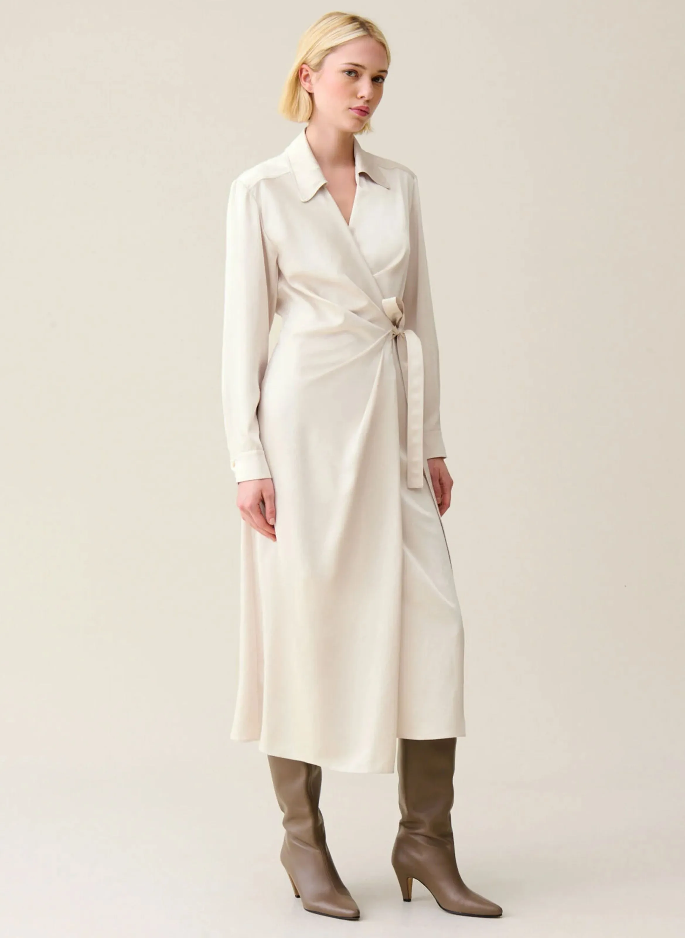 CLAUDIE PIERLOT Vestido midi cruzado efecto satinado en beige