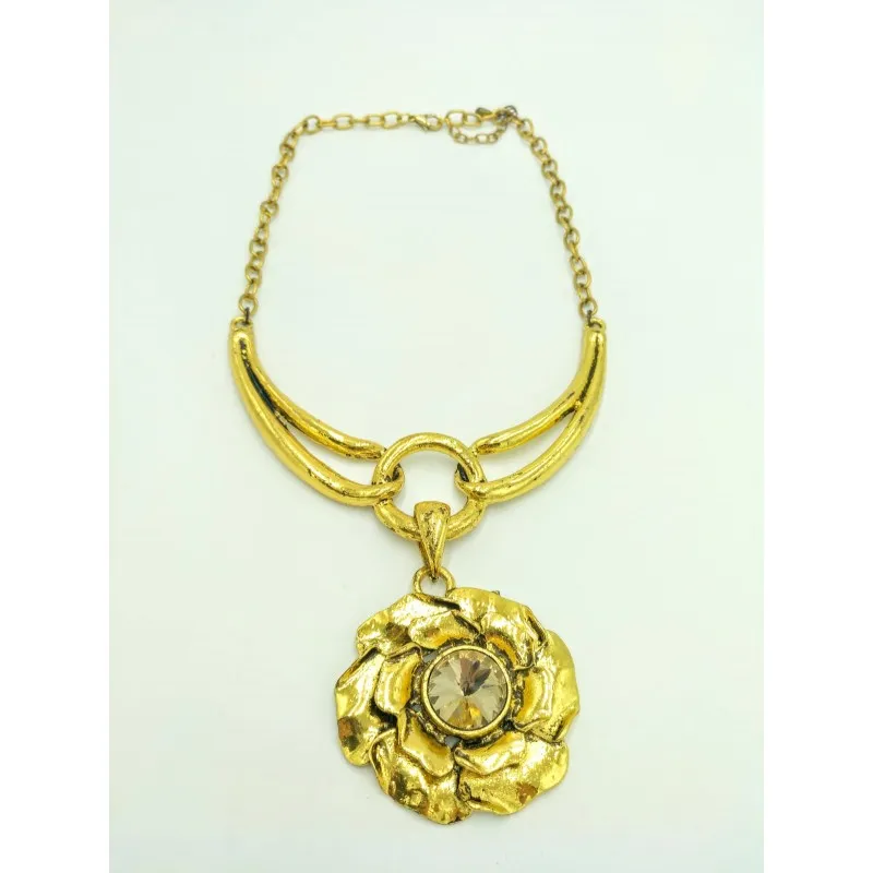 Collar gold elegant
