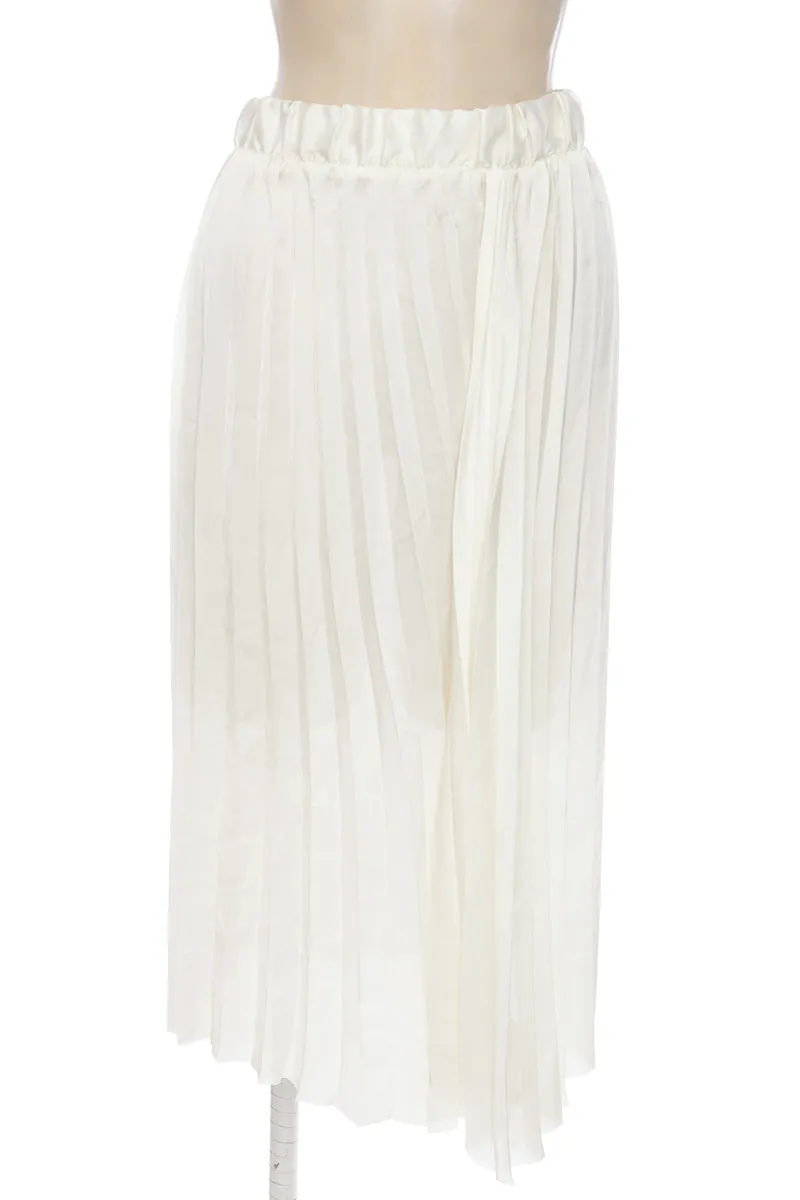 FALDA COLOR BEIGE  CLOSEANDO