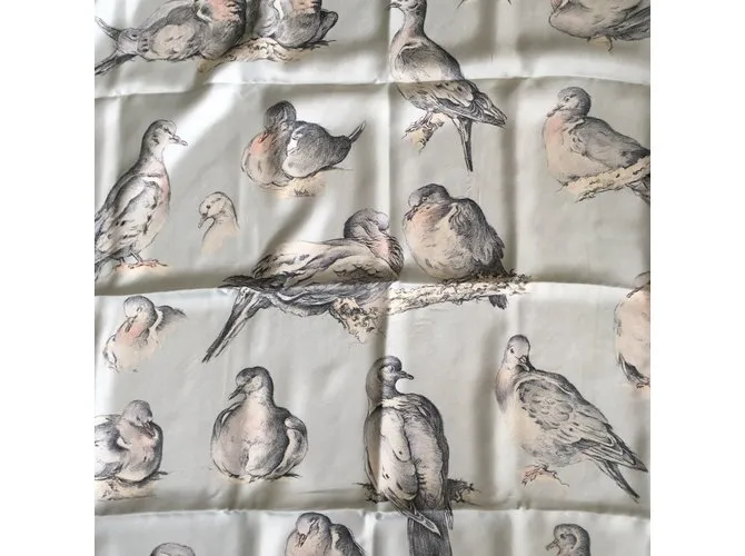Hermès Pañuelo de seda les touterelles Xavier de Poret. Beige 