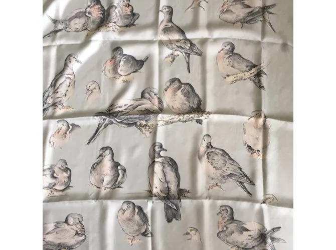 Hermès Pañuelo de seda les touterelles Xavier de Poret. Beige 