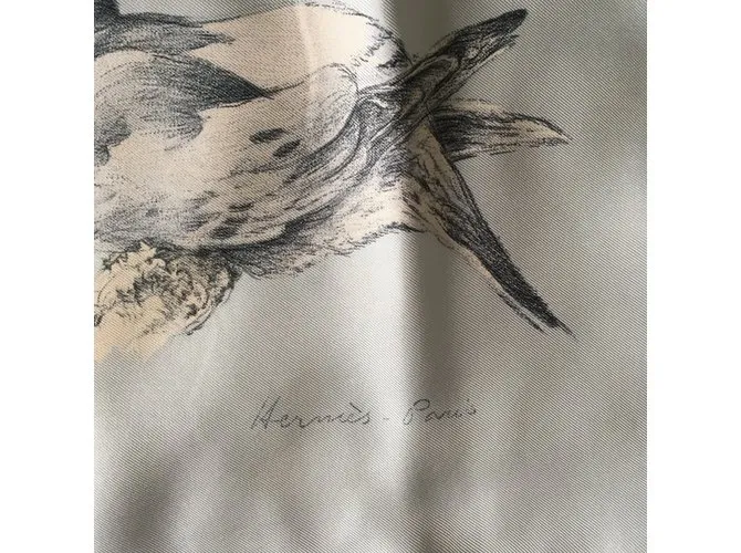Hermès Pañuelo de seda les touterelles Xavier de Poret. Beige 