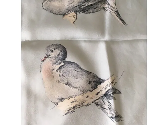 Hermès Pañuelo de seda les touterelles Xavier de Poret. Beige 
