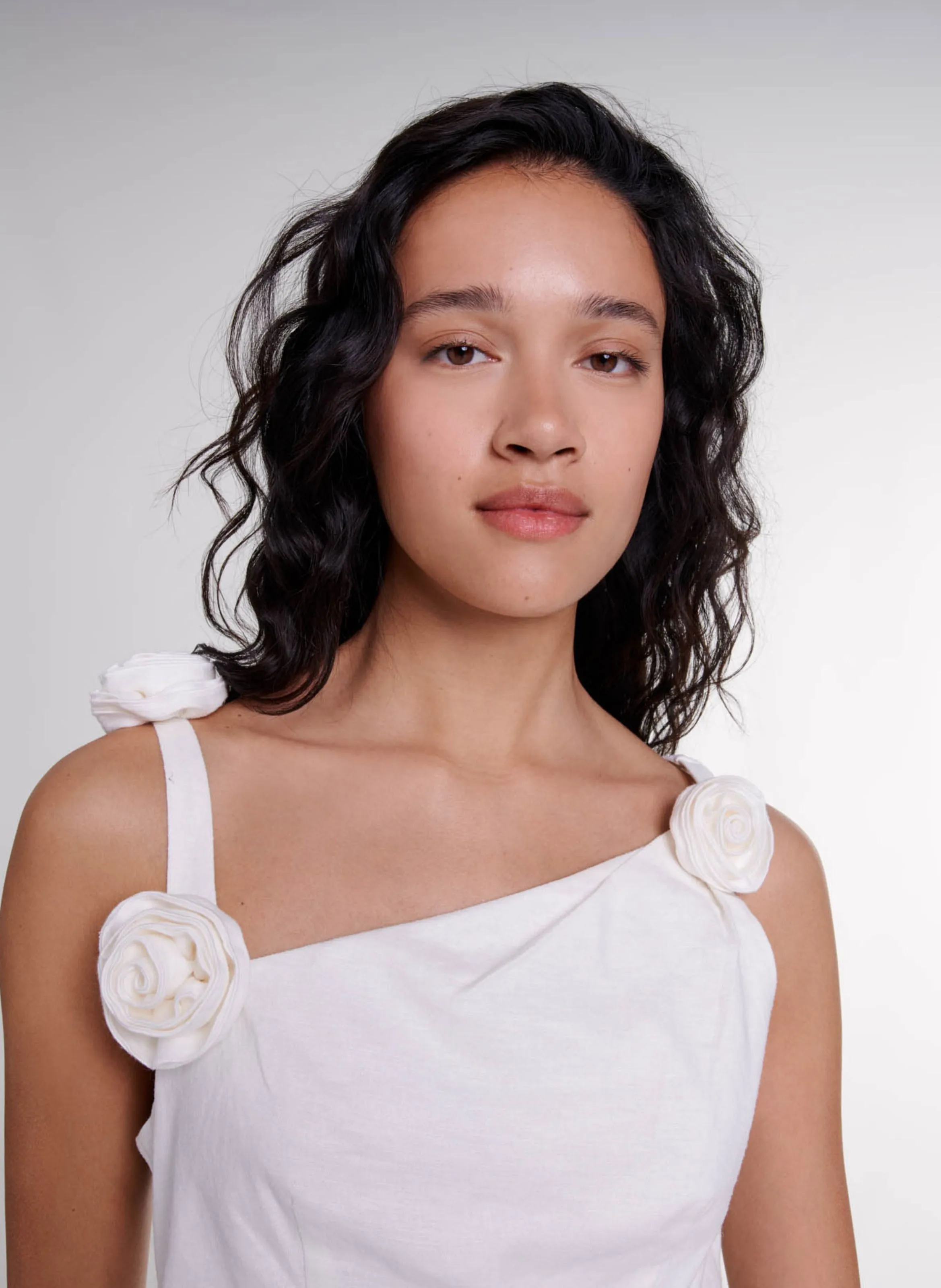 MAJE Vestido largo con recortes en lino mezclado en blanco