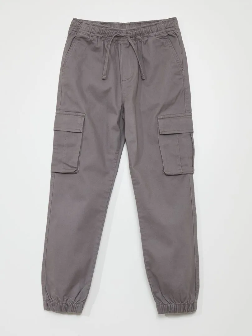 PANTALóN CON MúLTIPLES BOLSILLOS  GRIS