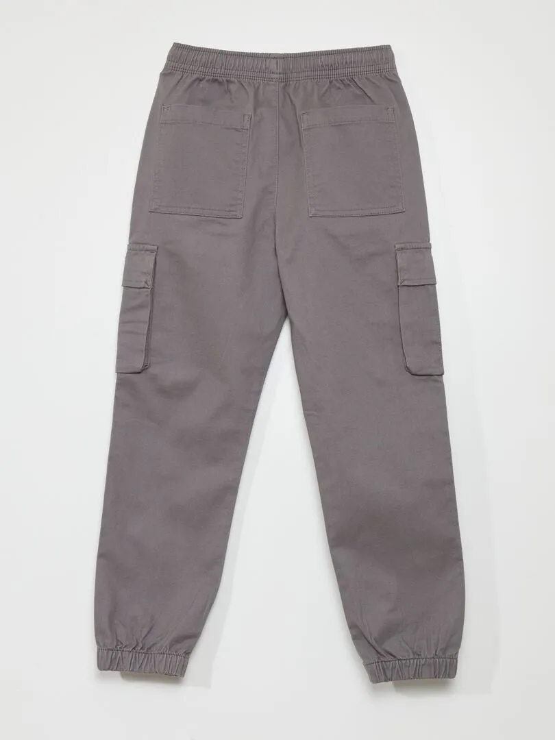 PANTALóN CON MúLTIPLES BOLSILLOS  GRIS