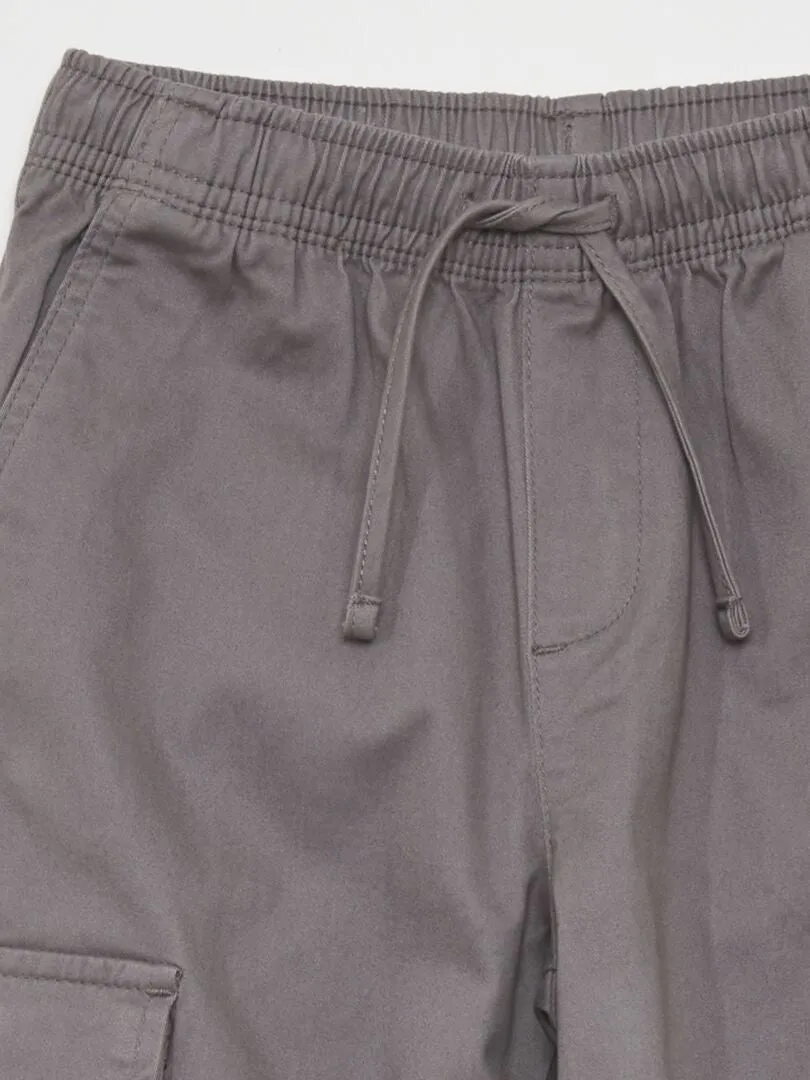 PANTALóN CON MúLTIPLES BOLSILLOS  GRIS