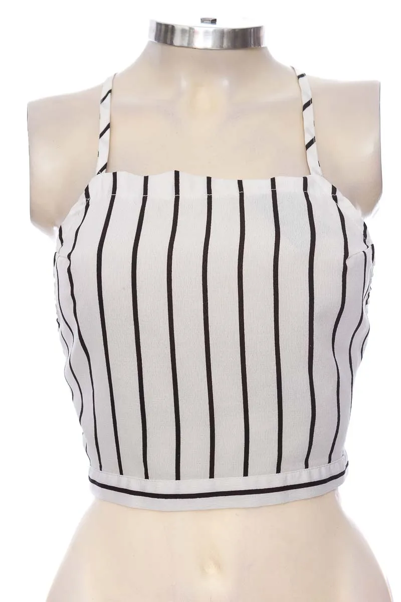 TOP / CAMISETA COLOR BLANCO  CLOSEANDO