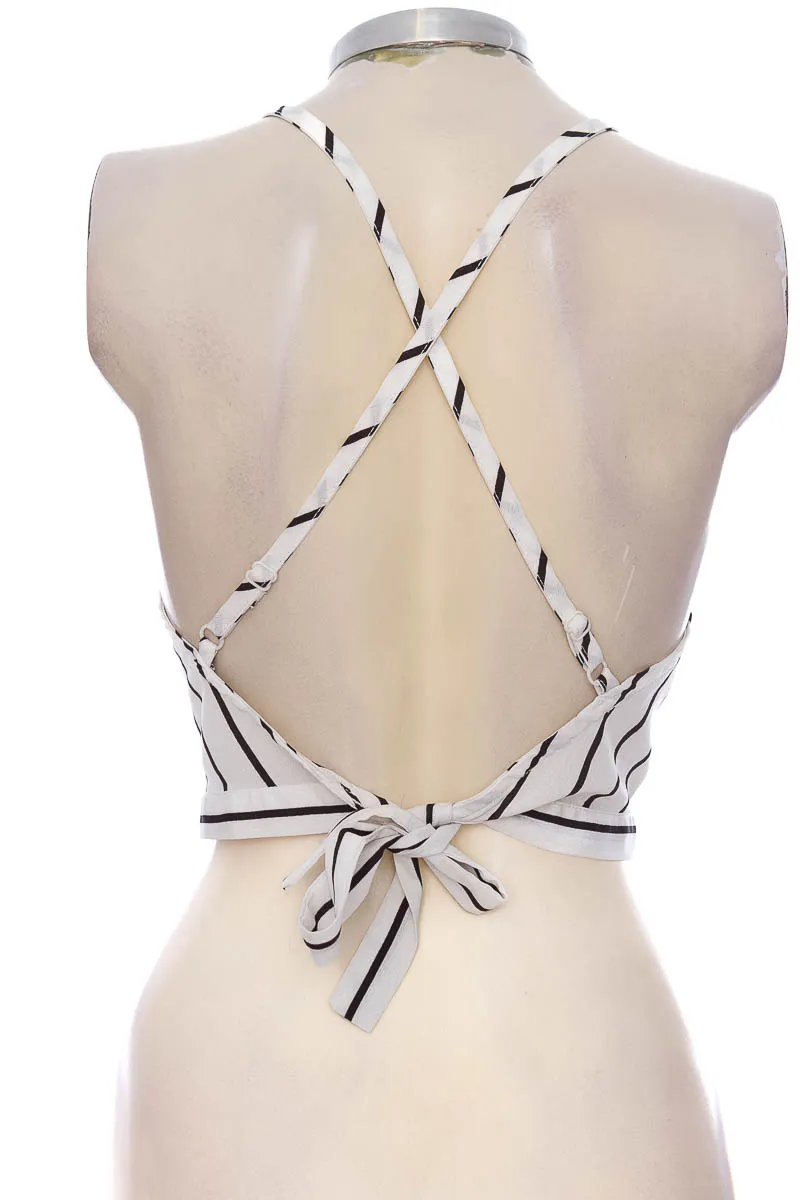 TOP / CAMISETA COLOR BLANCO  CLOSEANDO