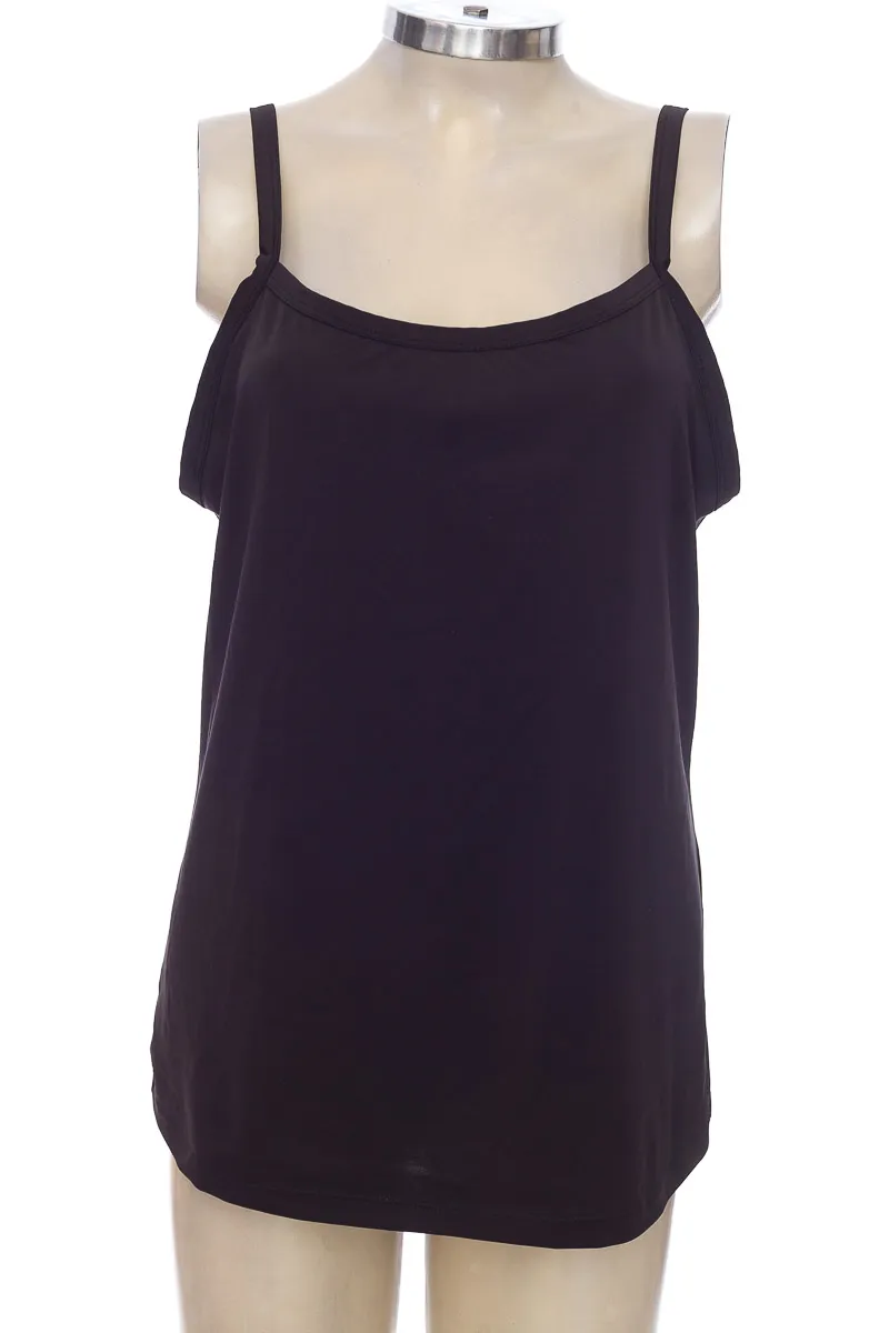 TOP / CAMISETA COLOR NEGRO  CLOSEANDO