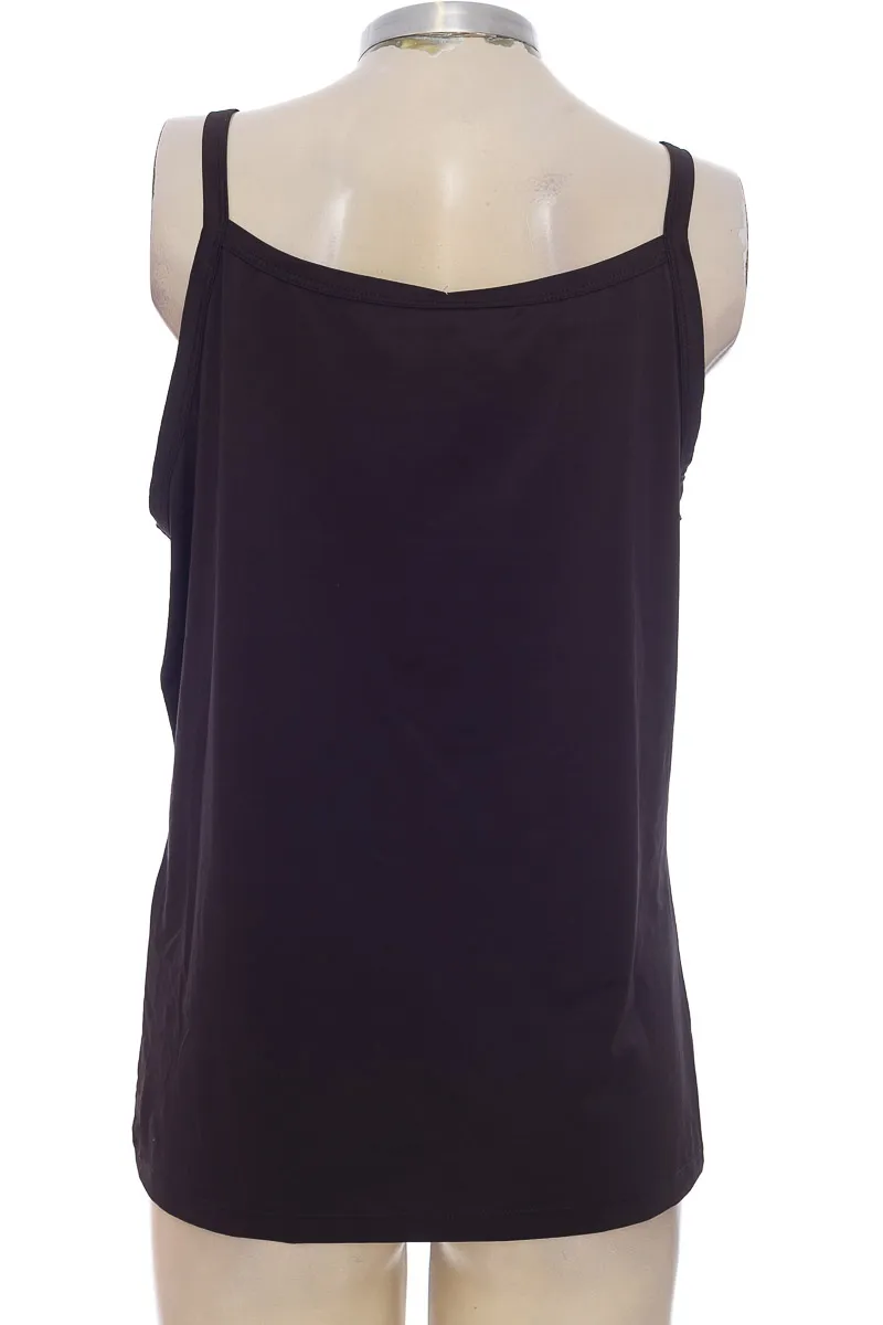 TOP / CAMISETA COLOR NEGRO  CLOSEANDO