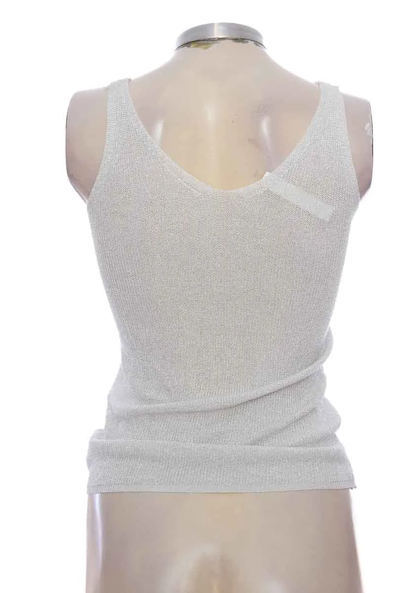 TOP / CAMISETA COLOR PLATEADO  CLOSEANDO