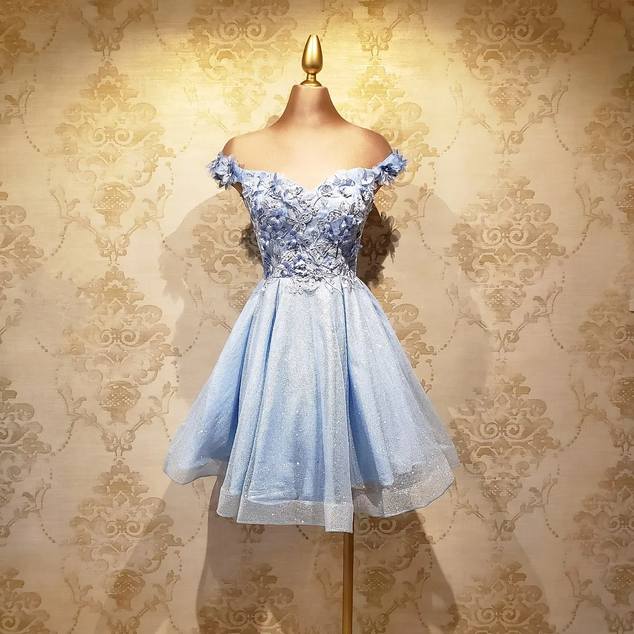 Vestido Azul Cielo Corto Brillante con Flores