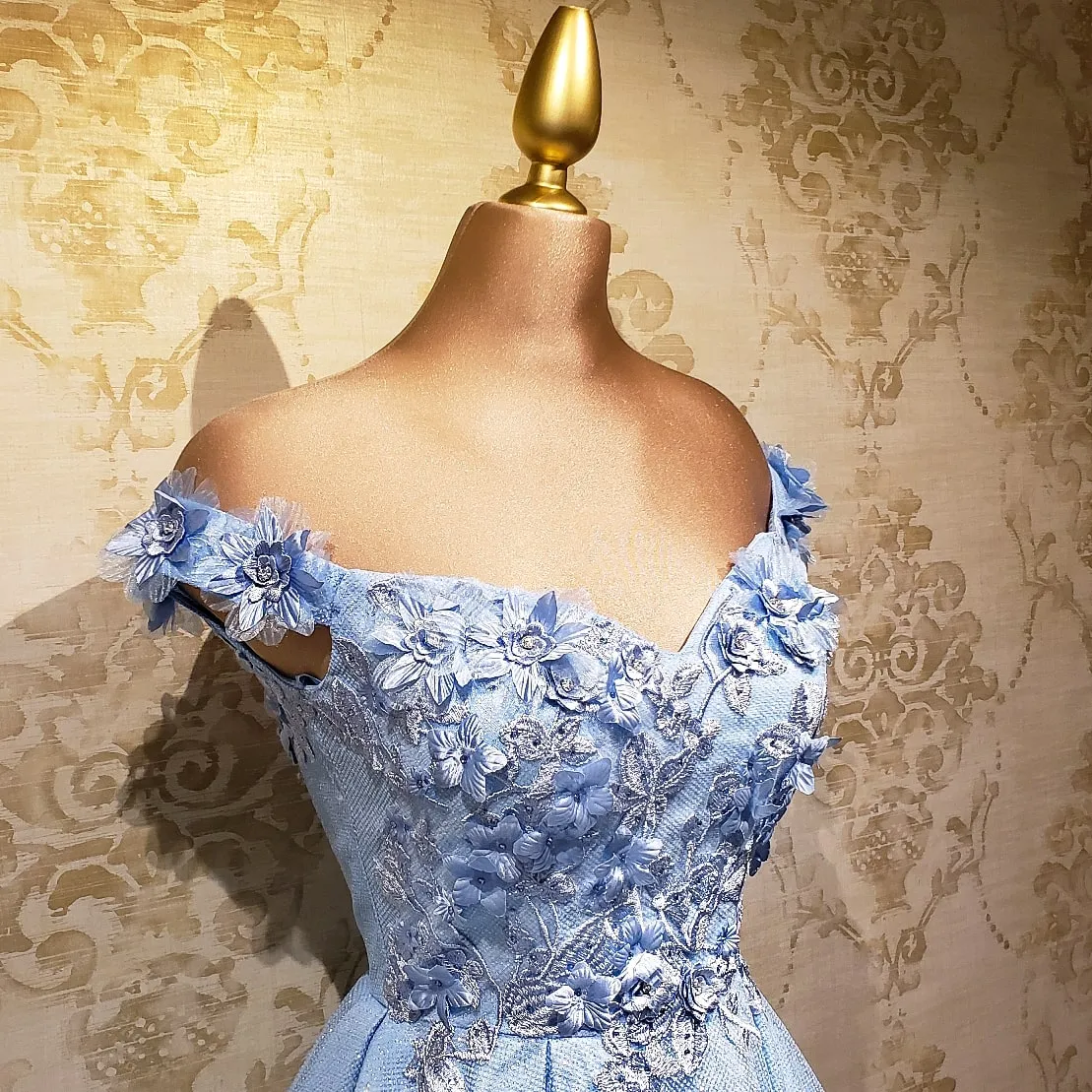 Vestido Azul Cielo Corto Brillante con Flores