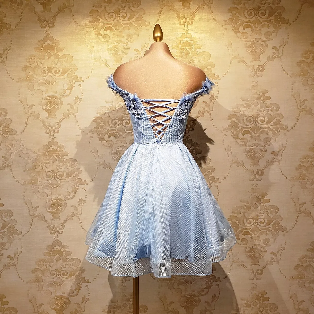 Vestido Azul Cielo Corto Brillante con Flores