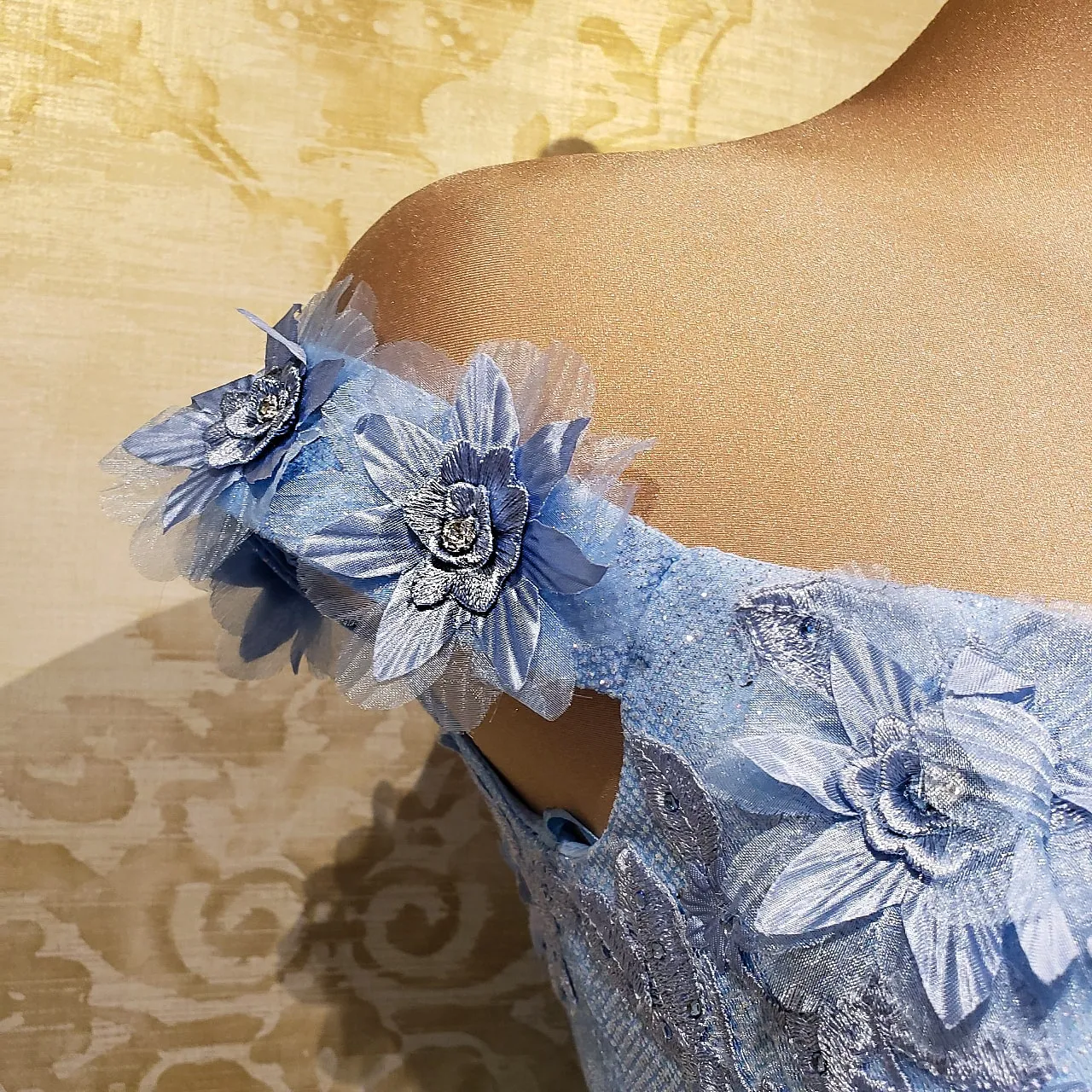 Vestido Azul Cielo Corto Brillante con Flores