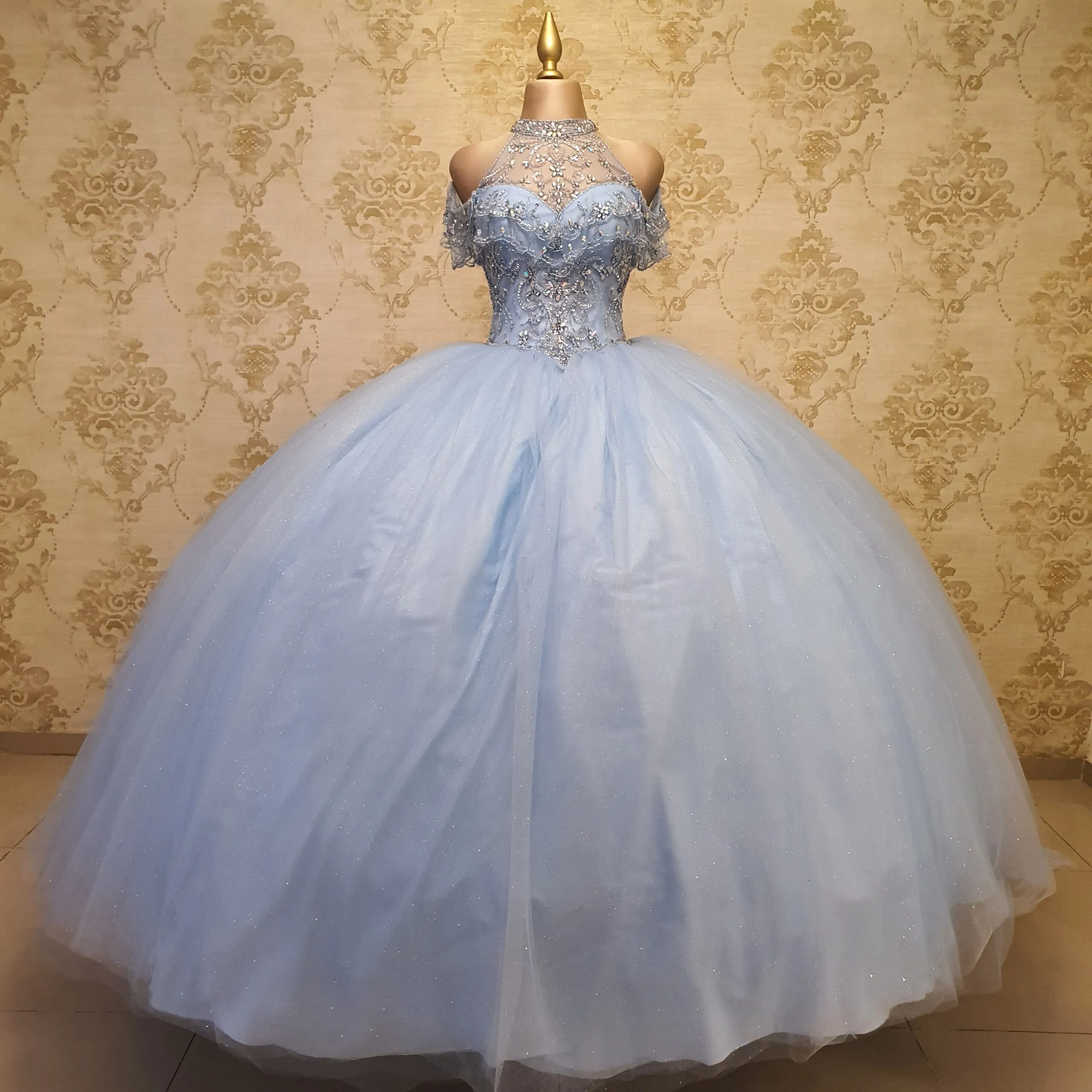 Vestido de XV Azul cielo, Halter con Manga caida y Pedreria