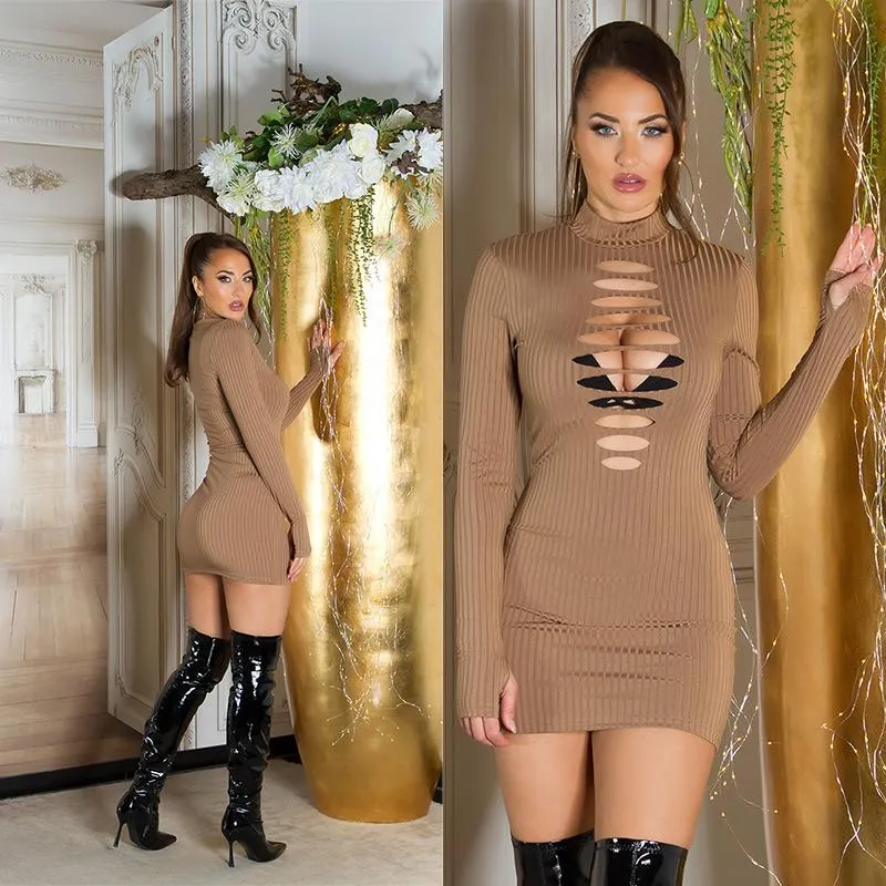 Vestido mini ajustado con aberturas