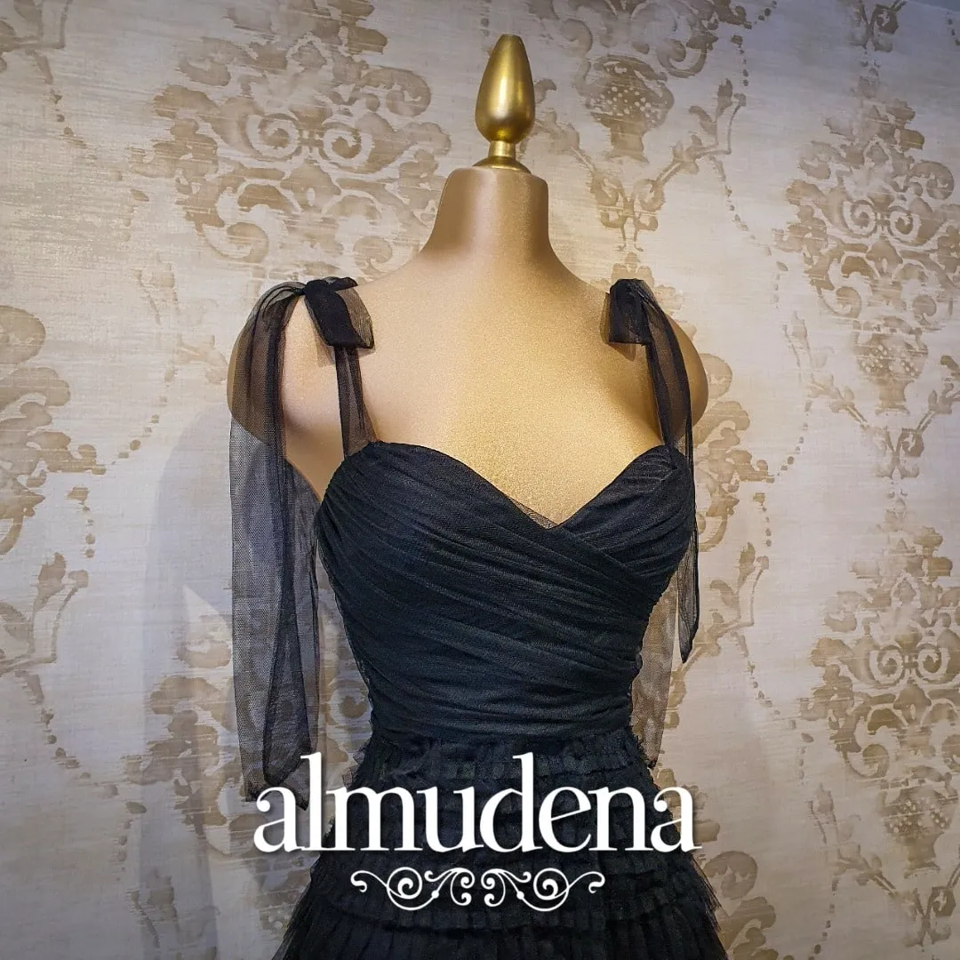 Vestido Negro Corto Tirantes con Moños Elegante