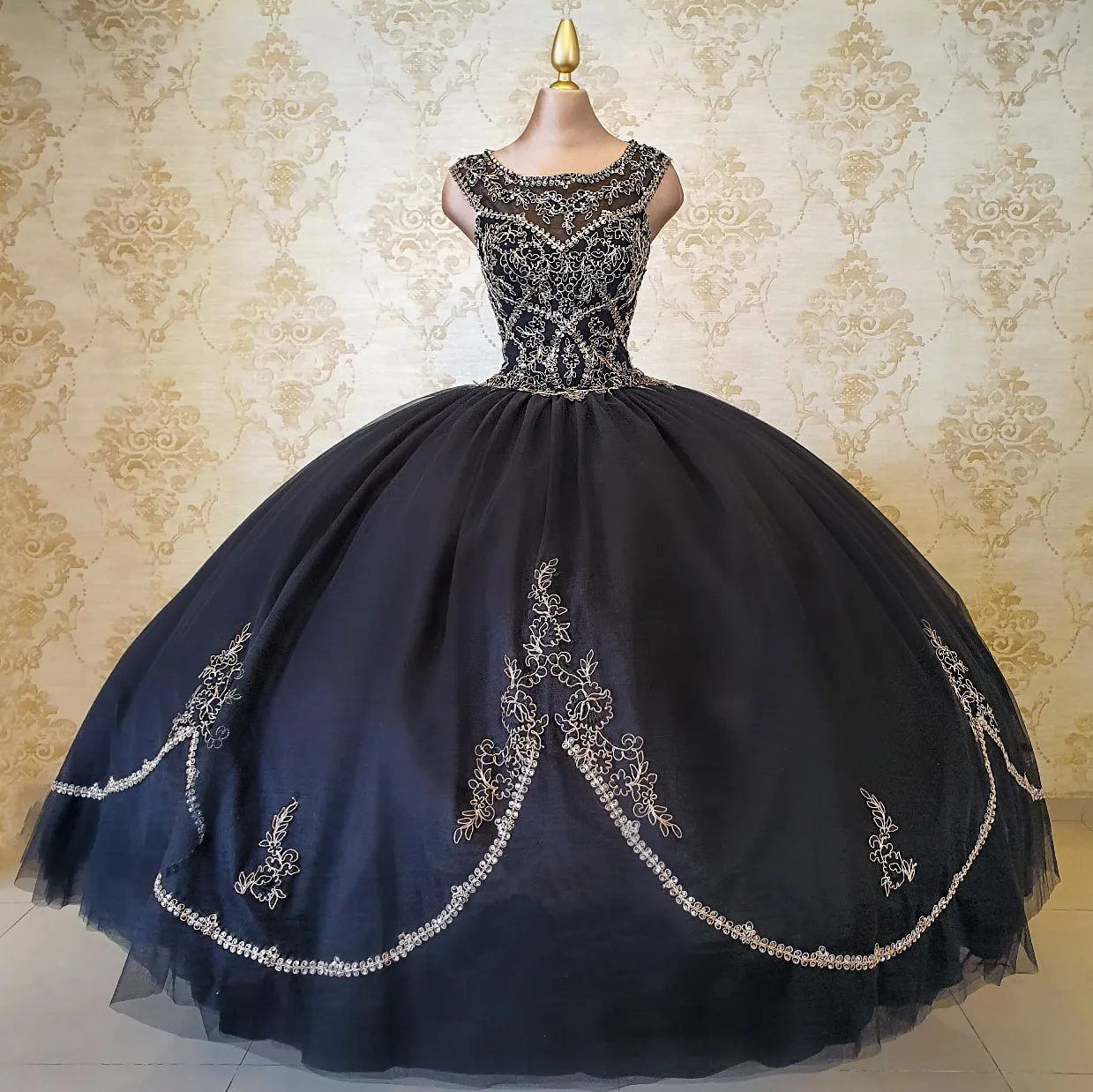 Vestido para Quinceañera Negro Manga Japonesa con Encaje Oro