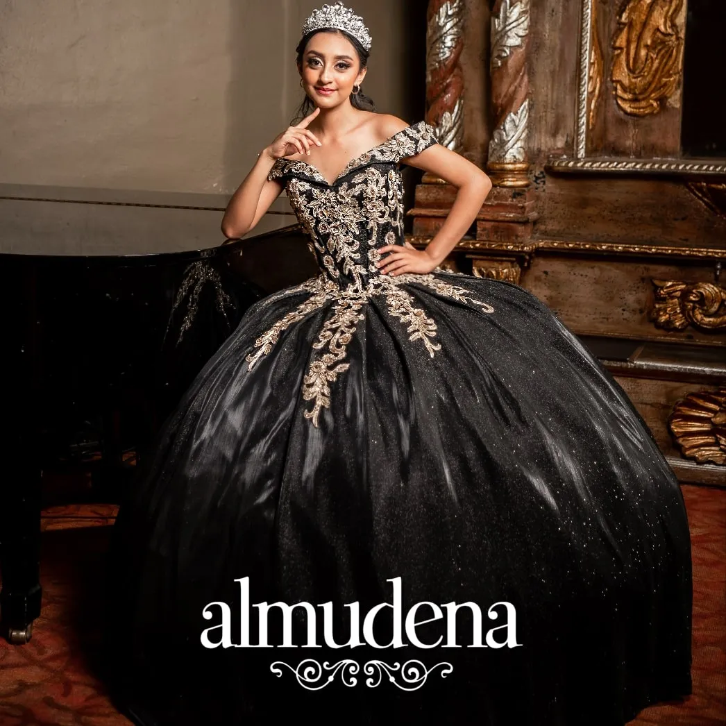 Vestido para Quinceañera Negro Sin Hombros con Encaje Oro