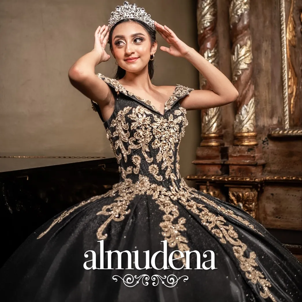 Vestido para Quinceañera Negro Sin Hombros con Encaje Oro