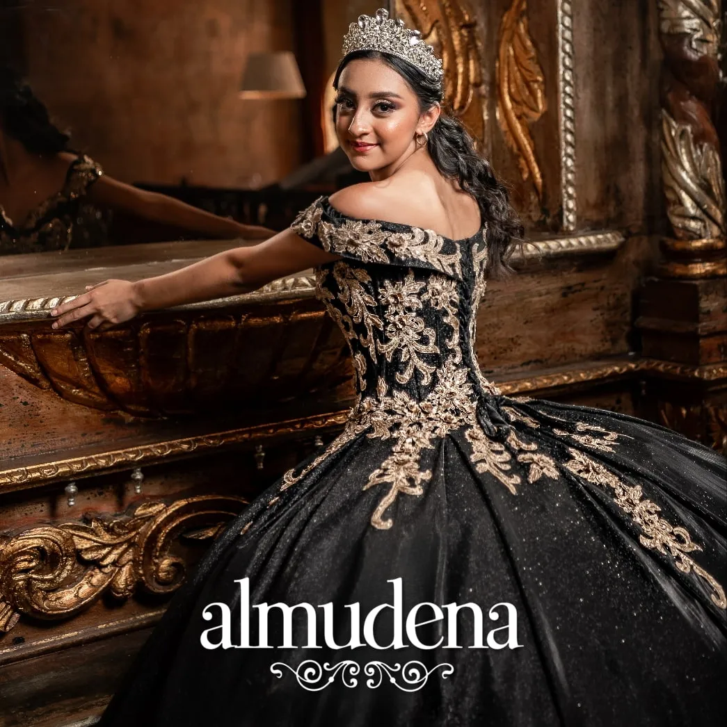 Vestido para Quinceañera Negro Sin Hombros con Encaje Oro